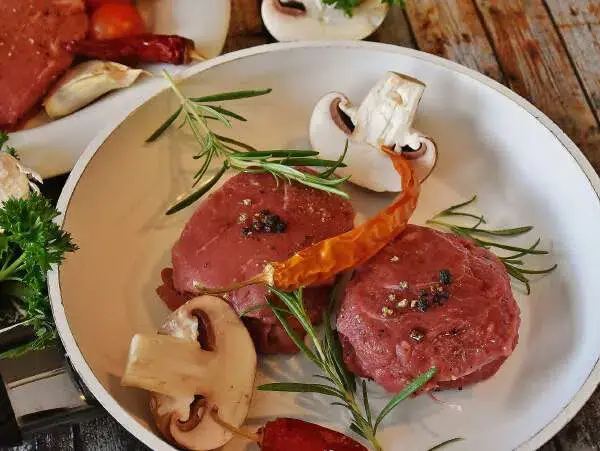 plat-viande-crue-couleur